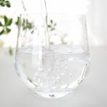 ミヤリサンは水で飲む？「噛むor舐める」の裏技もOK！